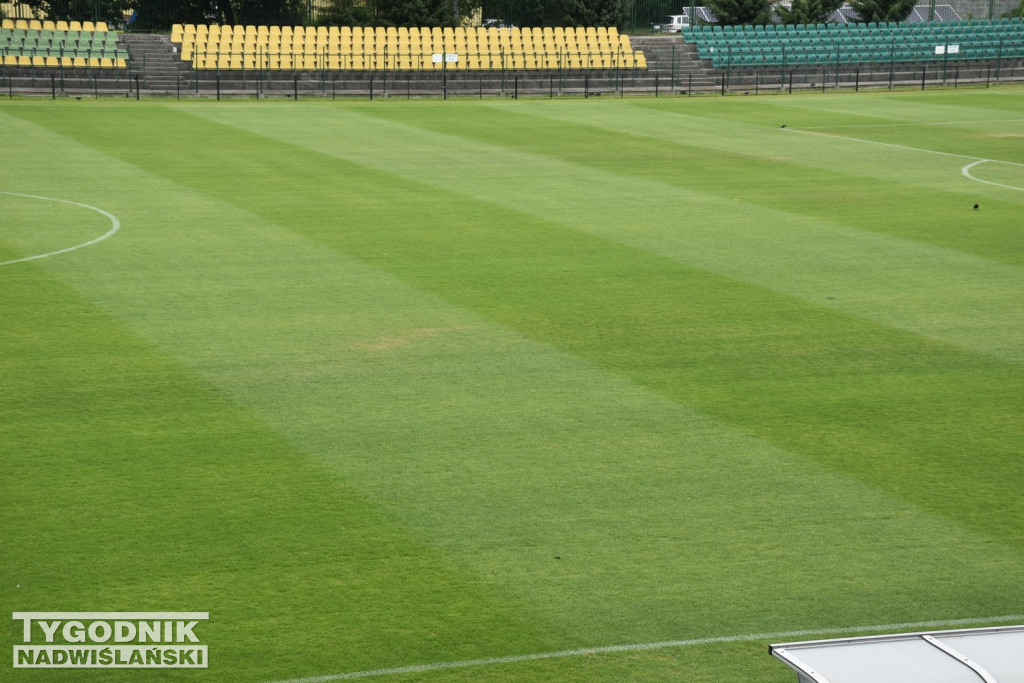 Żółte plamy na stadionie Siarki