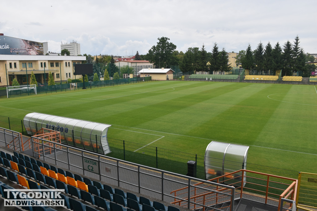Żółte plamy na stadionie Siarki