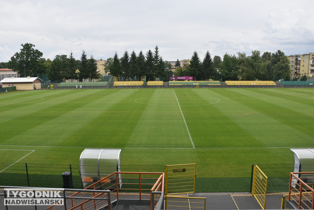 Żółte plamy na stadionie Siarki
