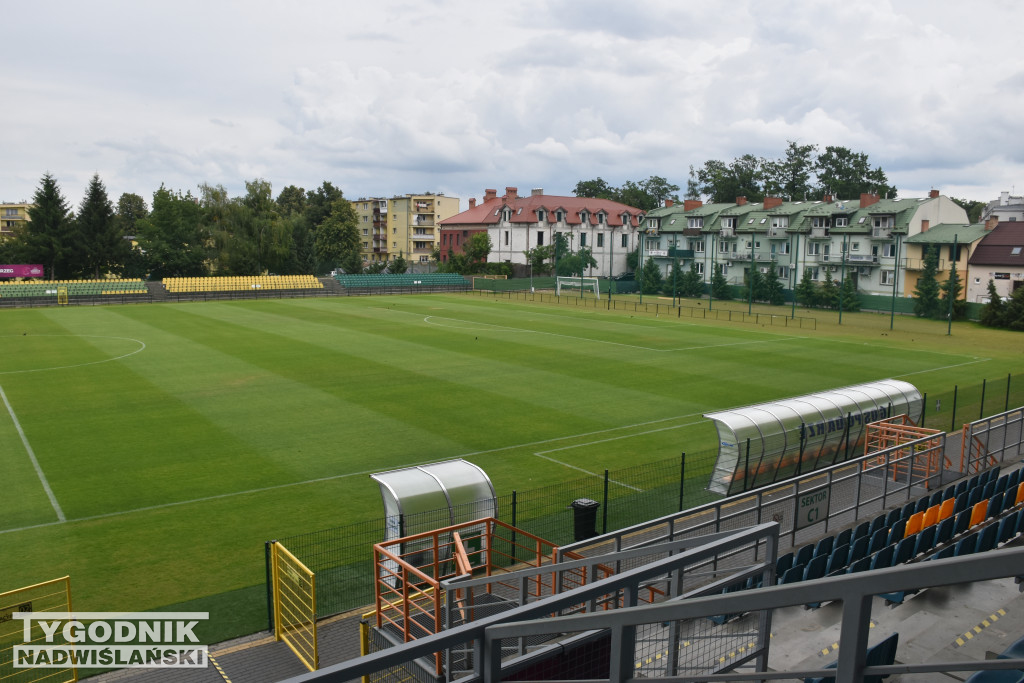 Żółte plamy na stadionie Siarki