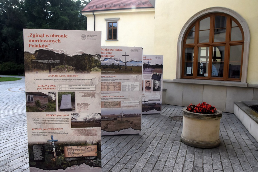 Wystawa o Wołyniu przed Zamkiem Tarnowskich w Tarnobrzegu