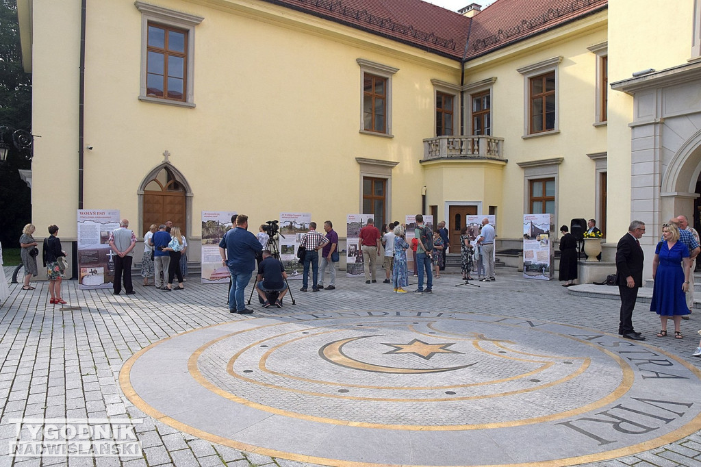 Wystawa o Wołyniu przed Zamkiem Tarnowskich w Tarnobrzegu