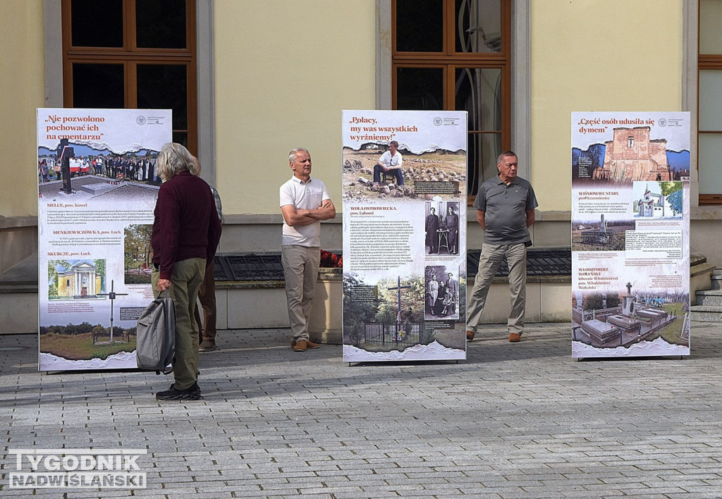 Wystawa o Wołyniu przed Zamkiem Tarnowskich w Tarnobrzegu