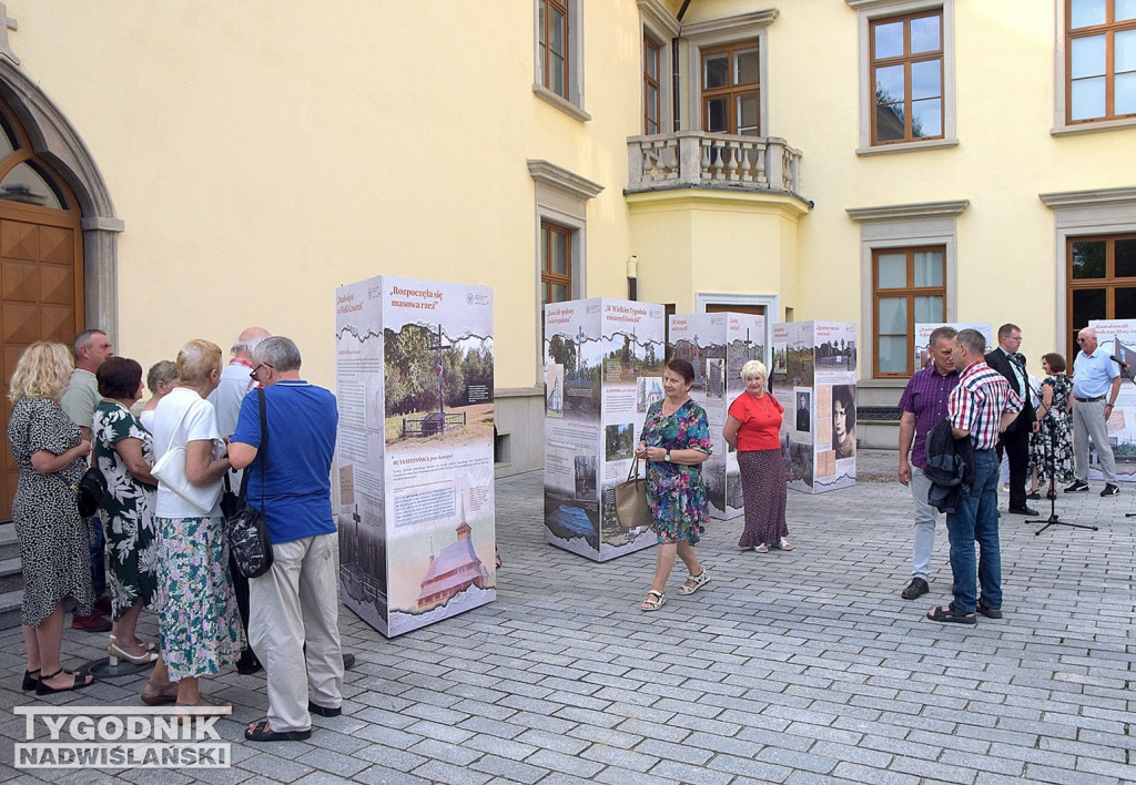 Wystawa o Wołyniu przed Zamkiem Tarnowskich w Tarnobrzegu