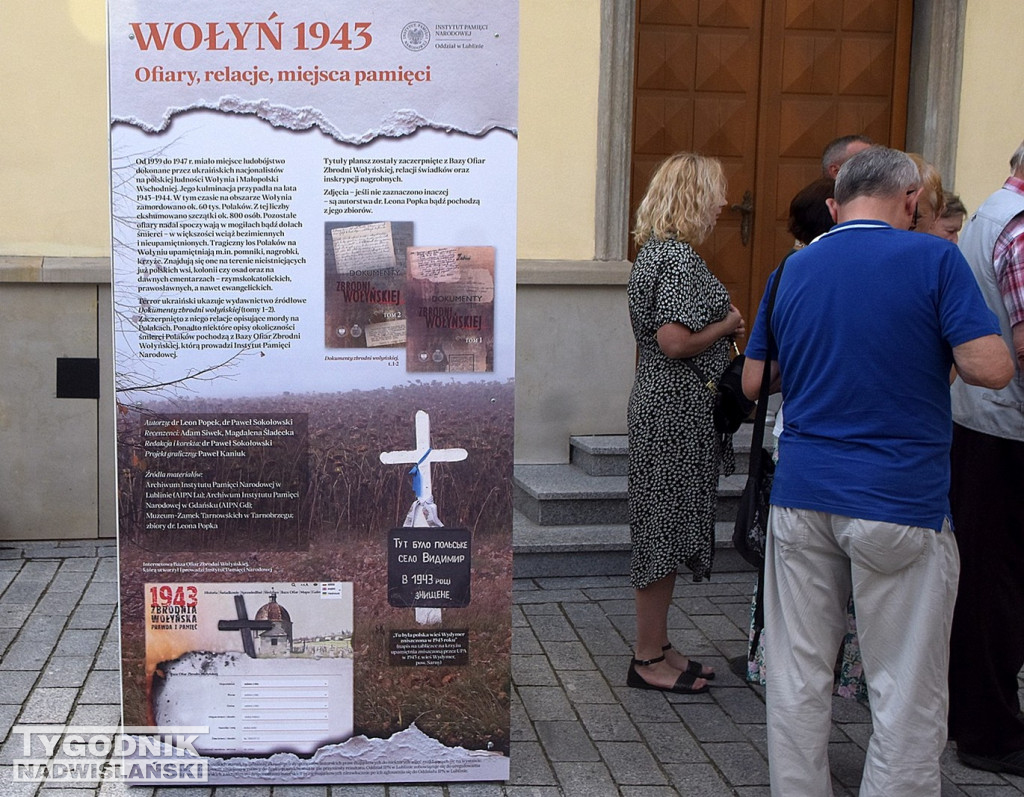Wystawa o Wołyniu przed Zamkiem Tarnowskich w Tarnobrzegu