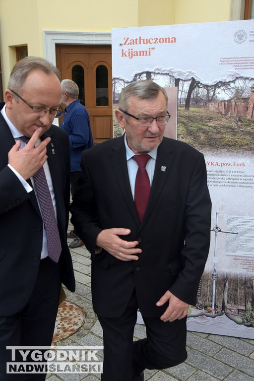 Wystawa o Wołyniu przed Zamkiem Tarnowskich w Tarnobrzegu