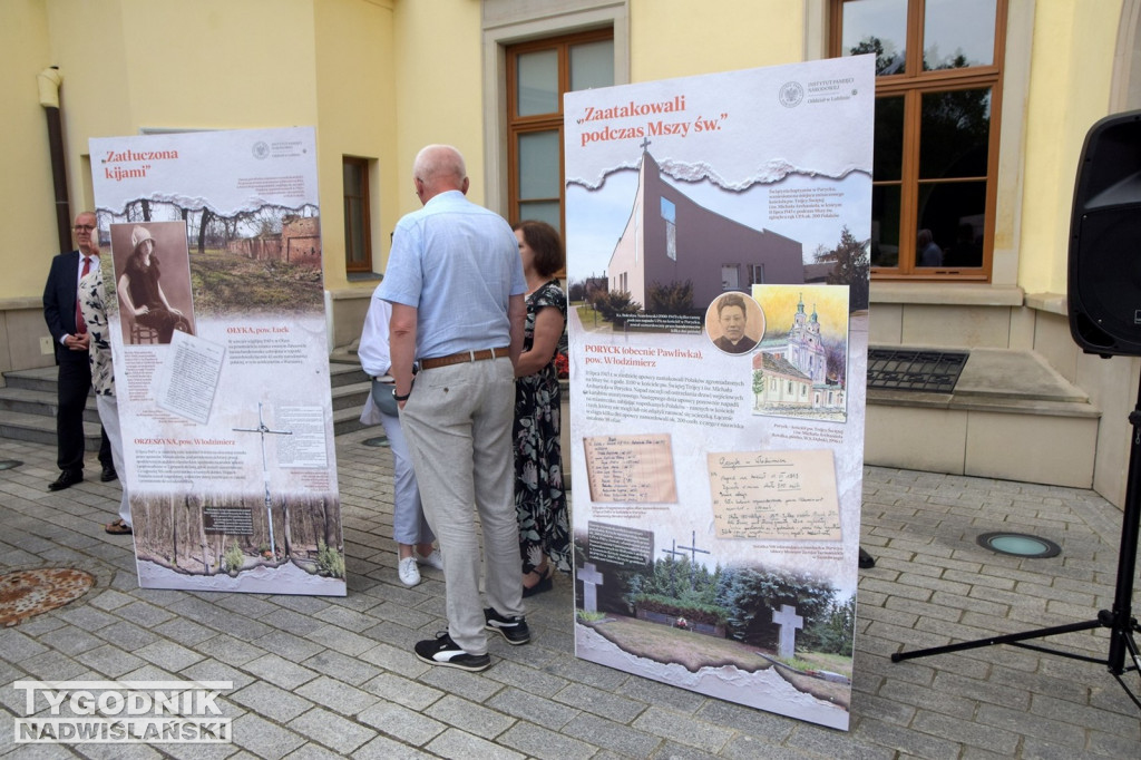 Wystawa o Wołyniu przed Zamkiem Tarnowskich w Tarnobrzegu
