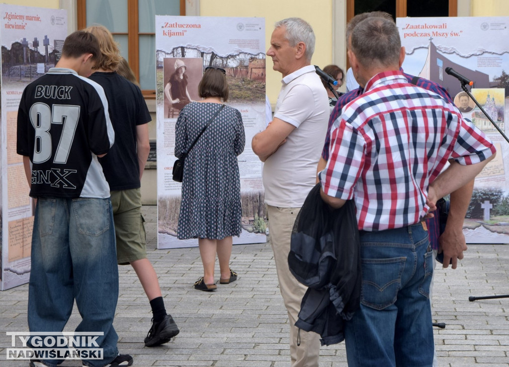 Wystawa o Wołyniu przed Zamkiem Tarnowskich w Tarnobrzegu