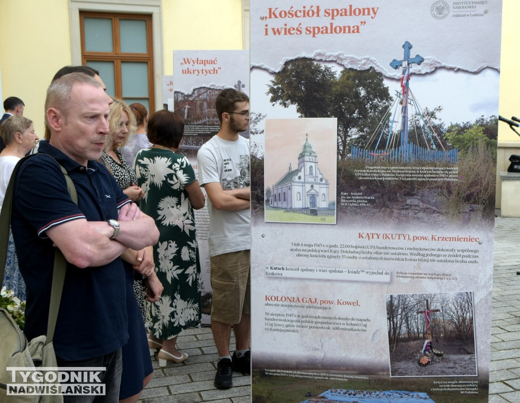 Wystawa o Wołyniu przed Zamkiem Tarnowskich w Tarnobrzegu