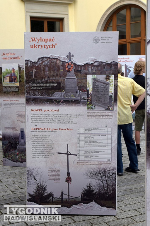 Wystawa o Wołyniu przed Zamkiem Tarnowskich w Tarnobrzegu