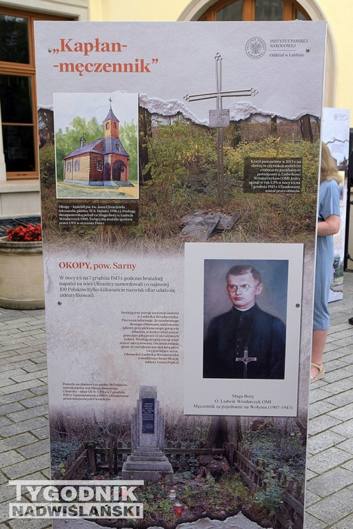 Wystawa o Wołyniu przed Zamkiem Tarnowskich w Tarnobrzegu