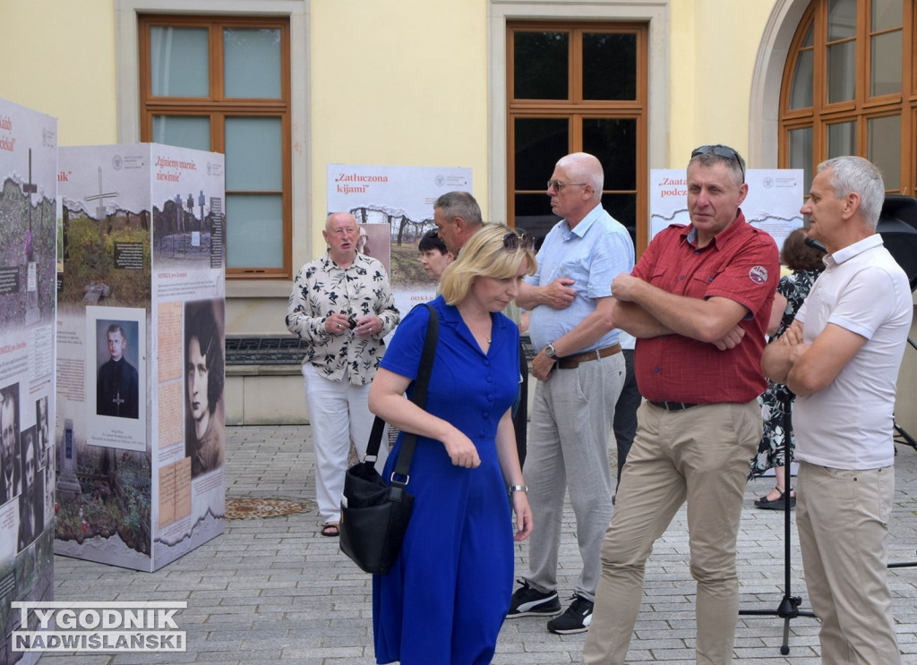 Wystawa o Wołyniu przed Zamkiem Tarnowskich w Tarnobrzegu