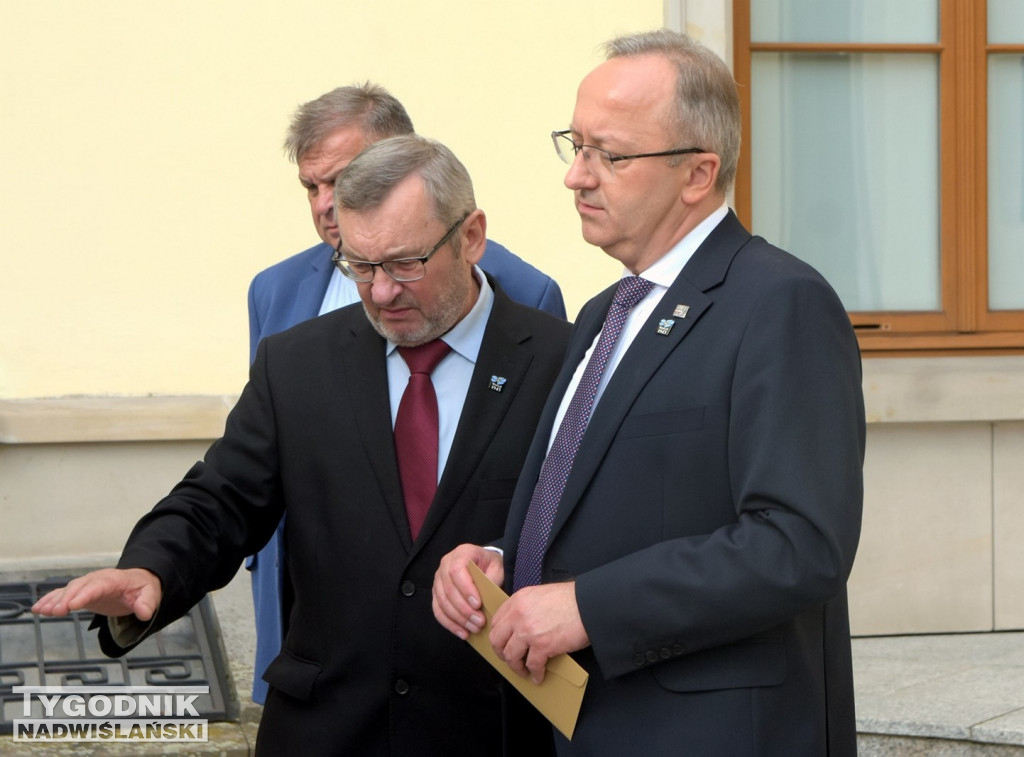 Wystawa o Wołyniu przed Zamkiem Tarnowskich w Tarnobrzegu