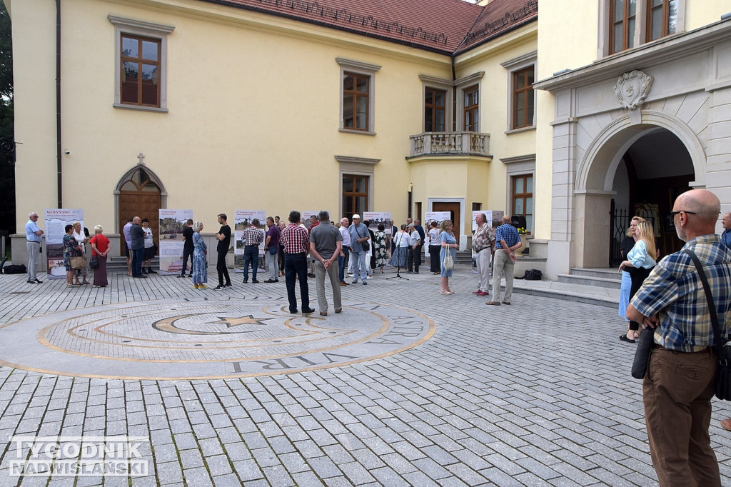 Wystawa o Wołyniu przed Zamkiem Tarnowskich w Tarnobrzegu
