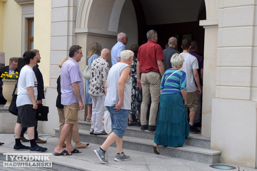 Wystawa o Wołyniu przed Zamkiem Tarnowskich w Tarnobrzegu