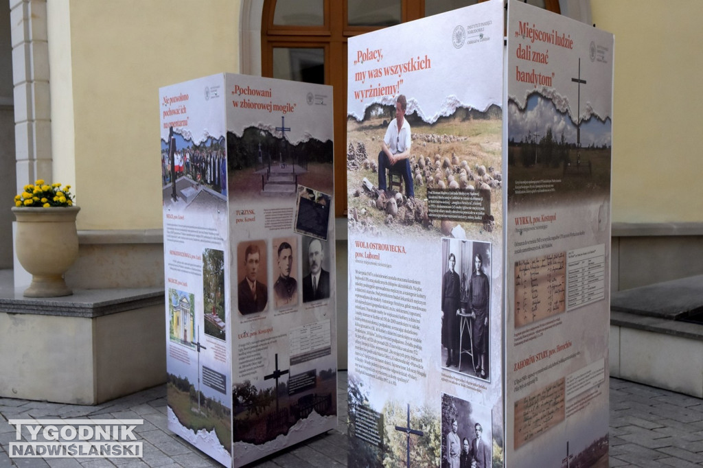 Wystawa o Wołyniu przed Zamkiem Tarnowskich w Tarnobrzegu