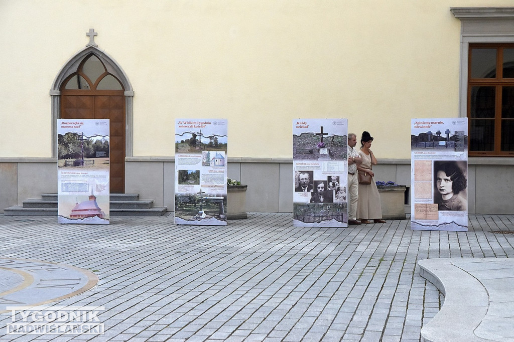 Wystawa o Wołyniu przed Zamkiem Tarnowskich w Tarnobrzegu