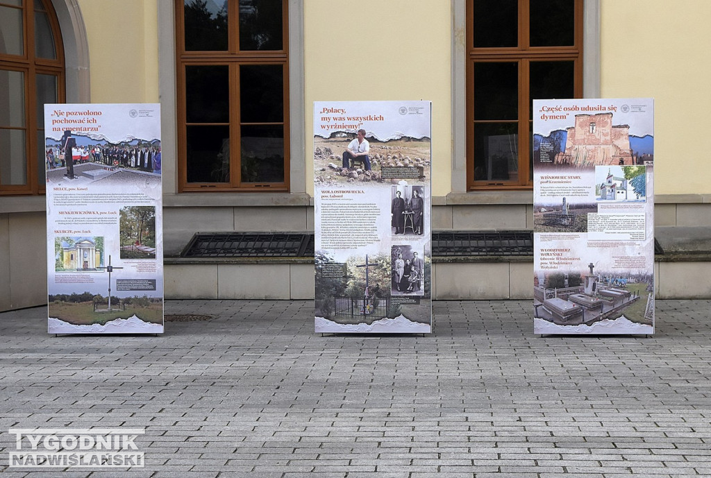 Wystawa o Wołyniu przed Zamkiem Tarnowskich w Tarnobrzegu