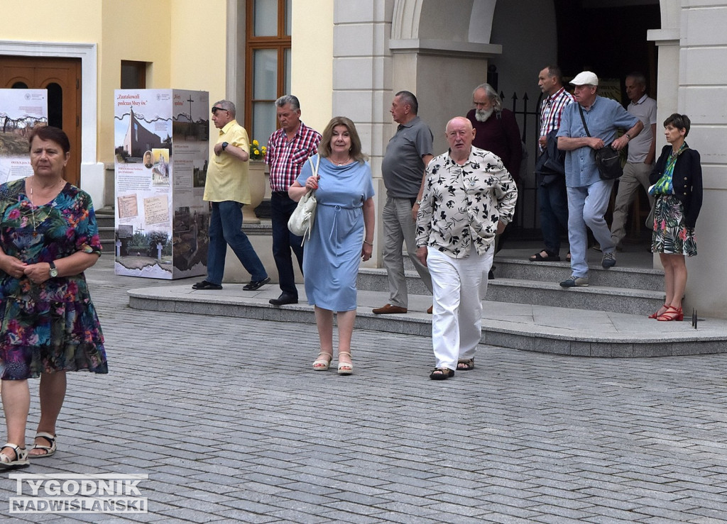 Wystawa o Wołyniu przed Zamkiem Tarnowskich w Tarnobrzegu