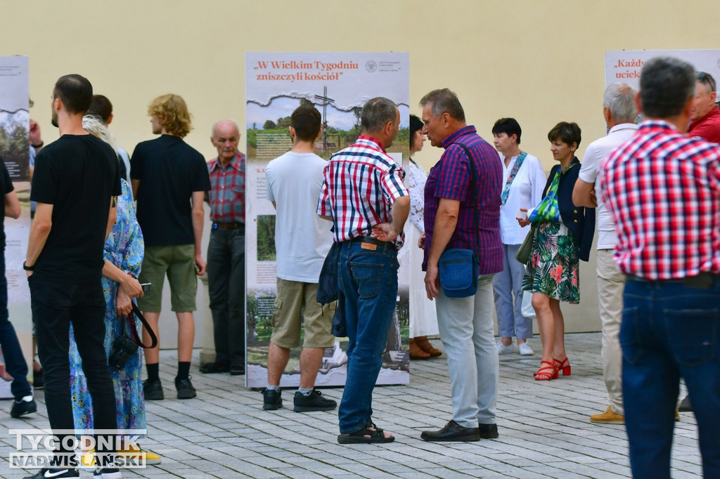 Wystawa o Wołyniu przed Zamkiem Tarnowskich w Tarnobrzegu