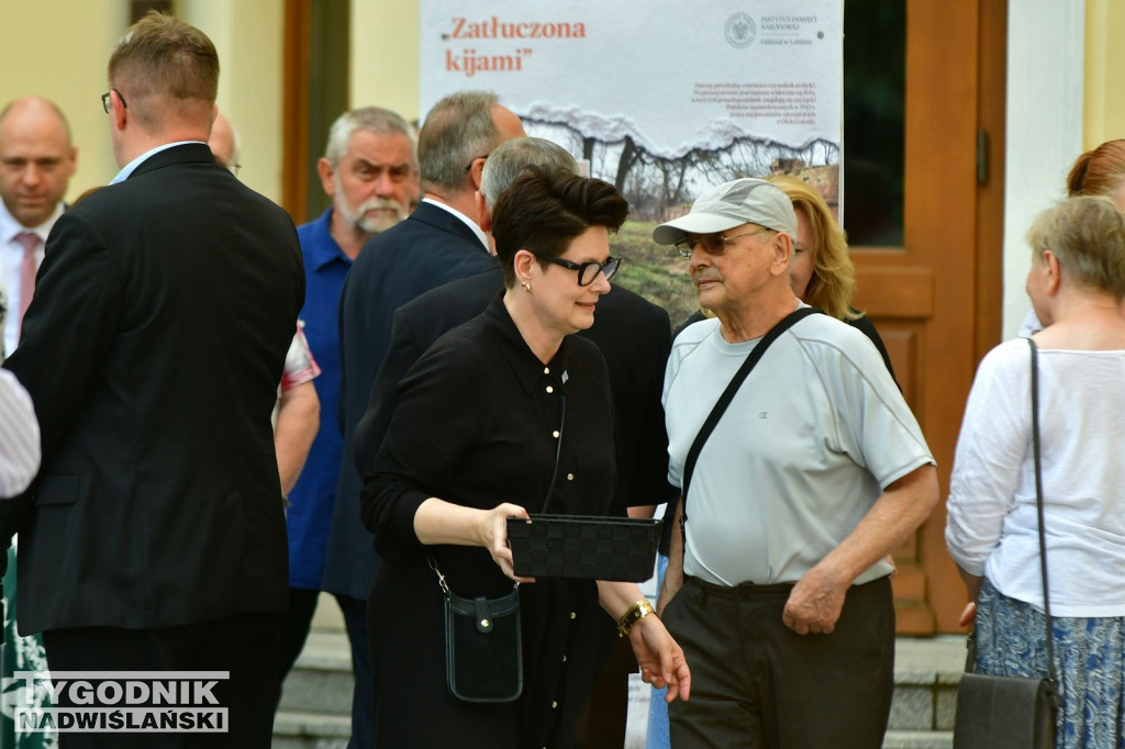 Wystawa o Wołyniu przed Zamkiem Tarnowskich w Tarnobrzegu