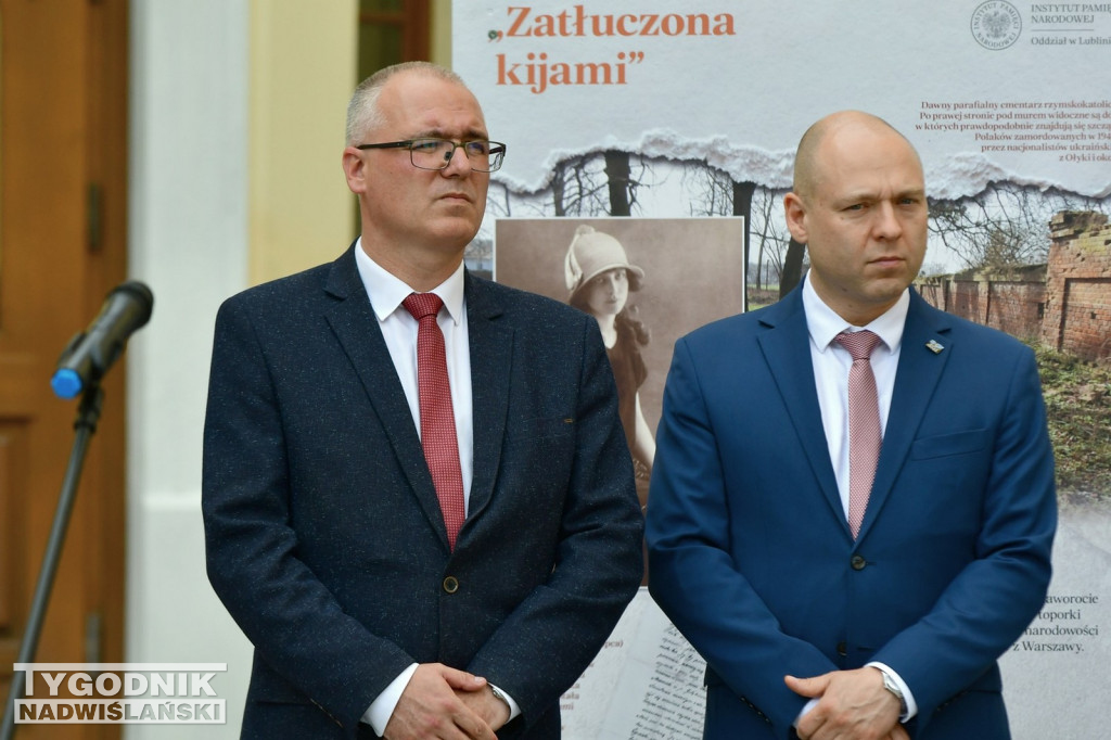 Wystawa o Wołyniu przed Zamkiem Tarnowskich w Tarnobrzegu