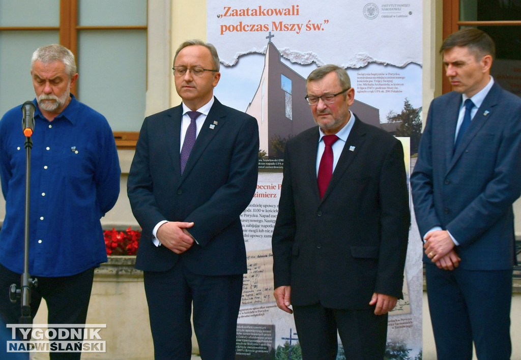 Wystawa o Wołyniu przed Zamkiem Tarnowskich w Tarnobrzegu