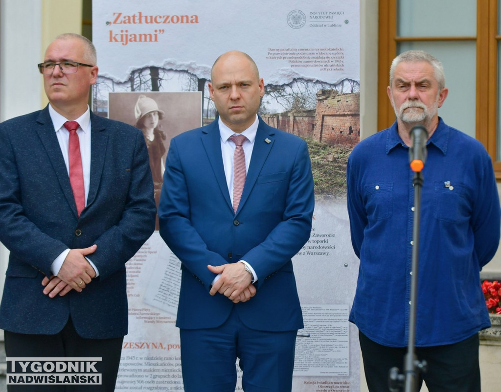 Wystawa o Wołyniu przed Zamkiem Tarnowskich w Tarnobrzegu