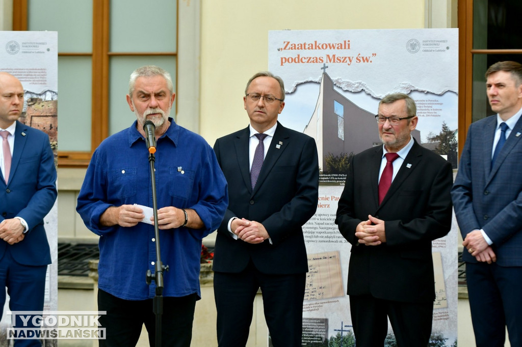 Wystawa o Wołyniu przed Zamkiem Tarnowskich w Tarnobrzegu
