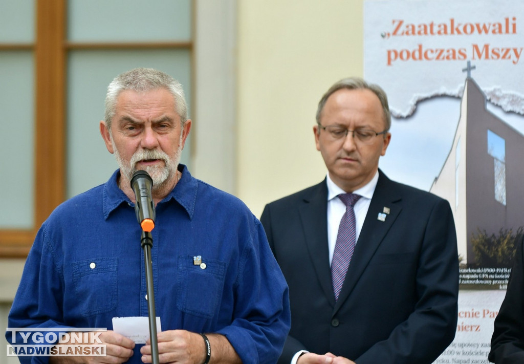 Wystawa o Wołyniu przed Zamkiem Tarnowskich w Tarnobrzegu