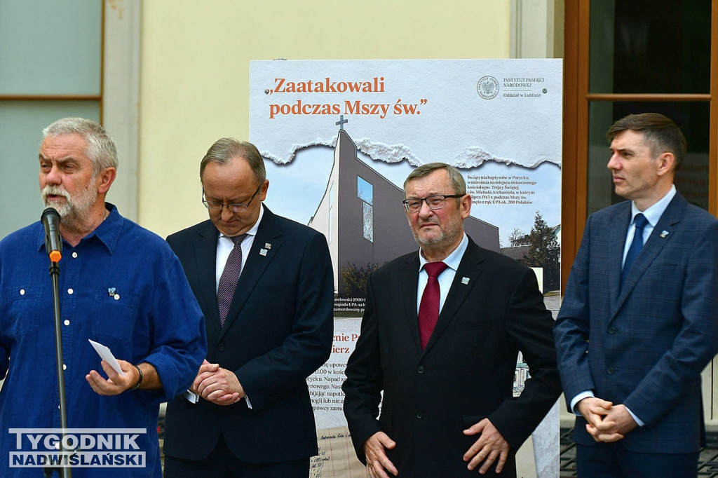 Wystawa o Wołyniu przed Zamkiem Tarnowskich w Tarnobrzegu