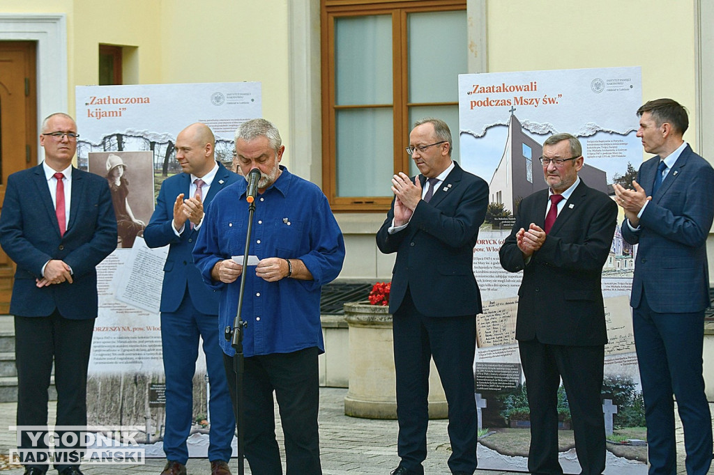Wystawa o Wołyniu przed Zamkiem Tarnowskich w Tarnobrzegu