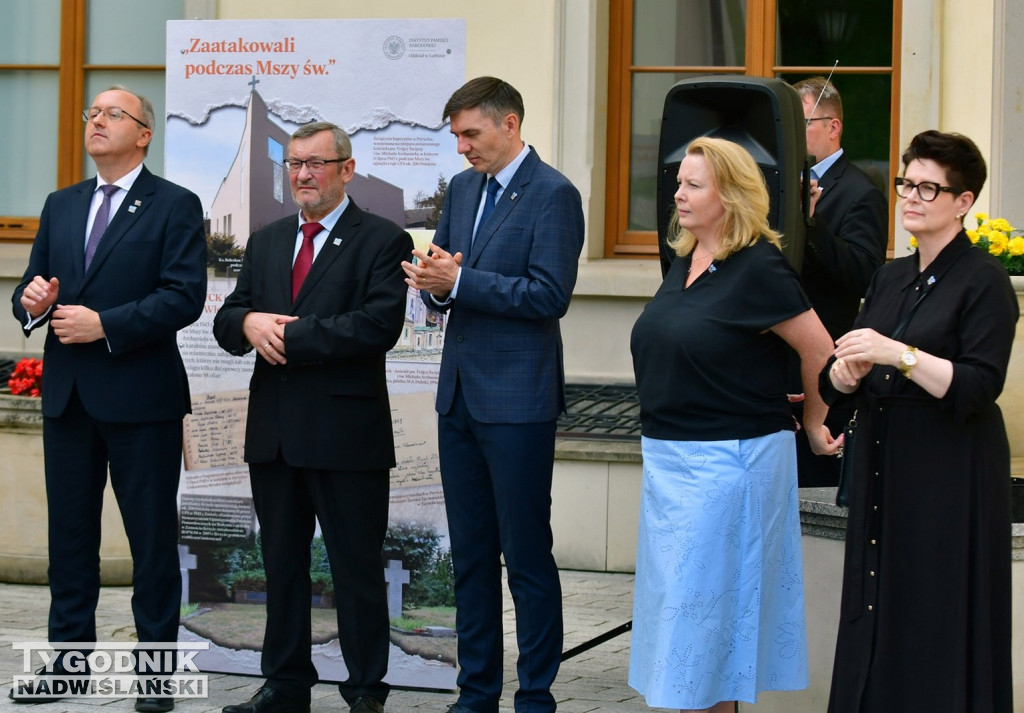 Wystawa o Wołyniu przed Zamkiem Tarnowskich w Tarnobrzegu