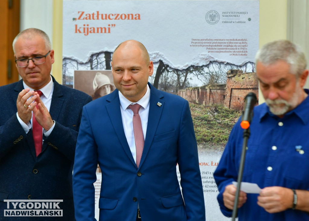 Wystawa o Wołyniu przed Zamkiem Tarnowskich w Tarnobrzegu