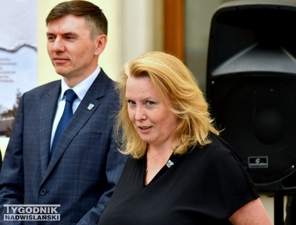 Wystawa o Wołyniu przed Zamkiem Tarnowskich w Tarnobrzegu
