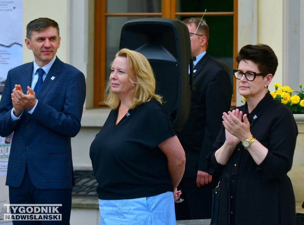 Wystawa o Wołyniu przed Zamkiem Tarnowskich w Tarnobrzegu
