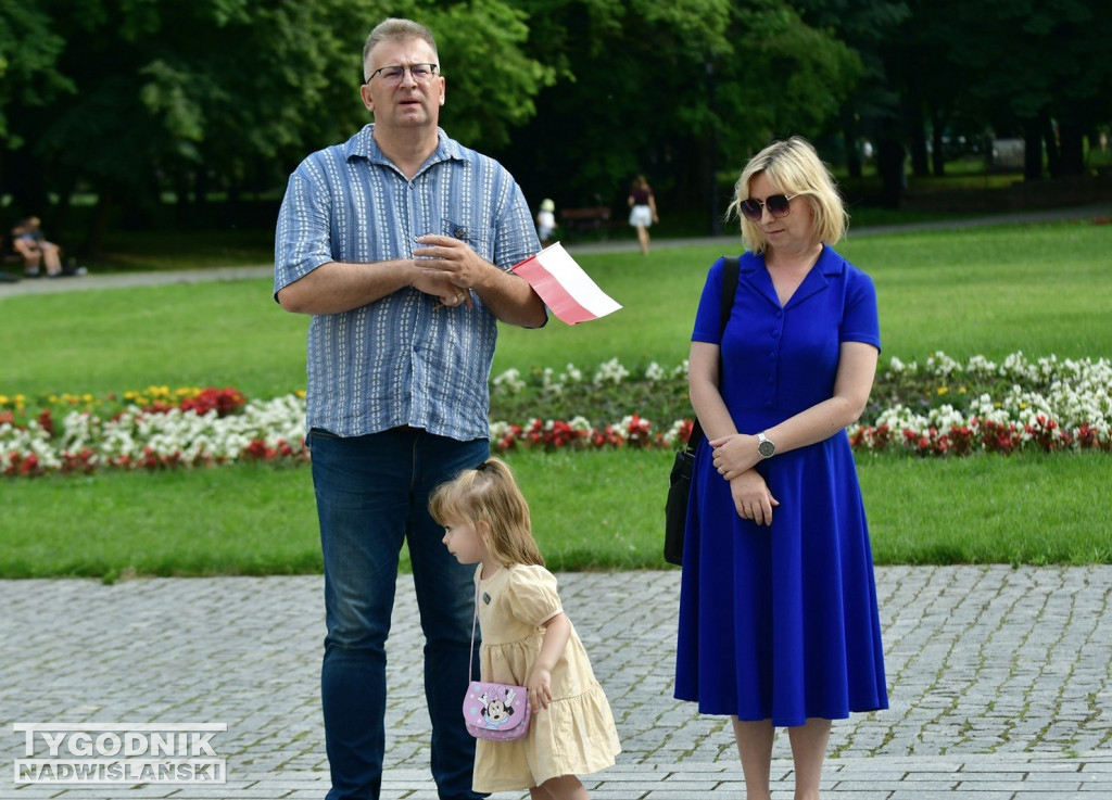Wystawa o Wołyniu przed Zamkiem Tarnowskich w Tarnobrzegu