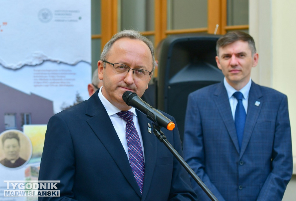 Wystawa o Wołyniu przed Zamkiem Tarnowskich w Tarnobrzegu