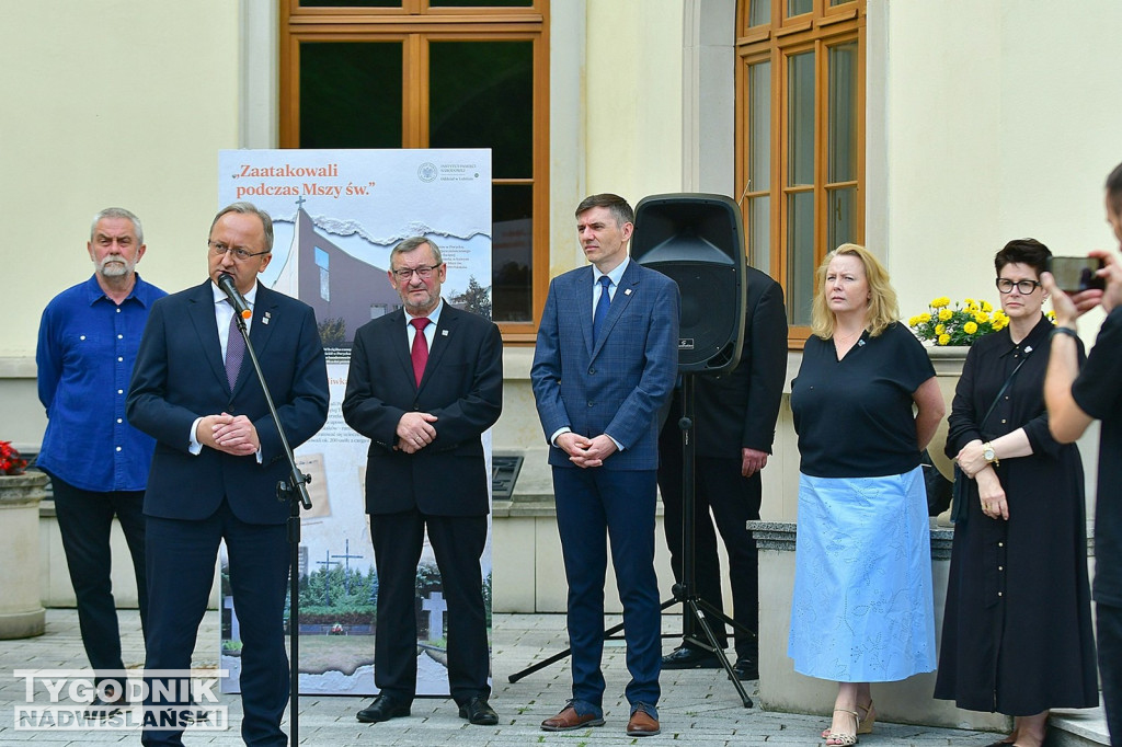 Wystawa o Wołyniu przed Zamkiem Tarnowskich w Tarnobrzegu