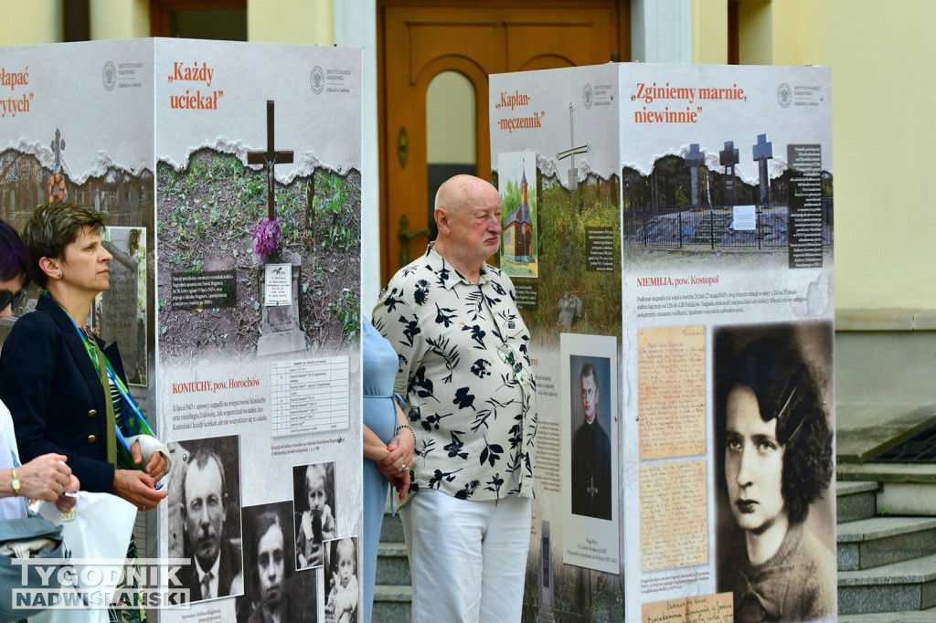 Wystawa o Wołyniu przed Zamkiem Tarnowskich w Tarnobrzegu