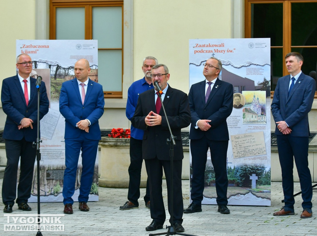 Wystawa o Wołyniu przed Zamkiem Tarnowskich w Tarnobrzegu