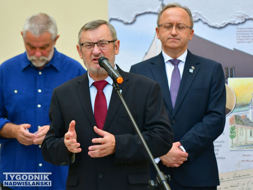 Wystawa o Wołyniu przed Zamkiem Tarnowskich w Tarnobrzegu