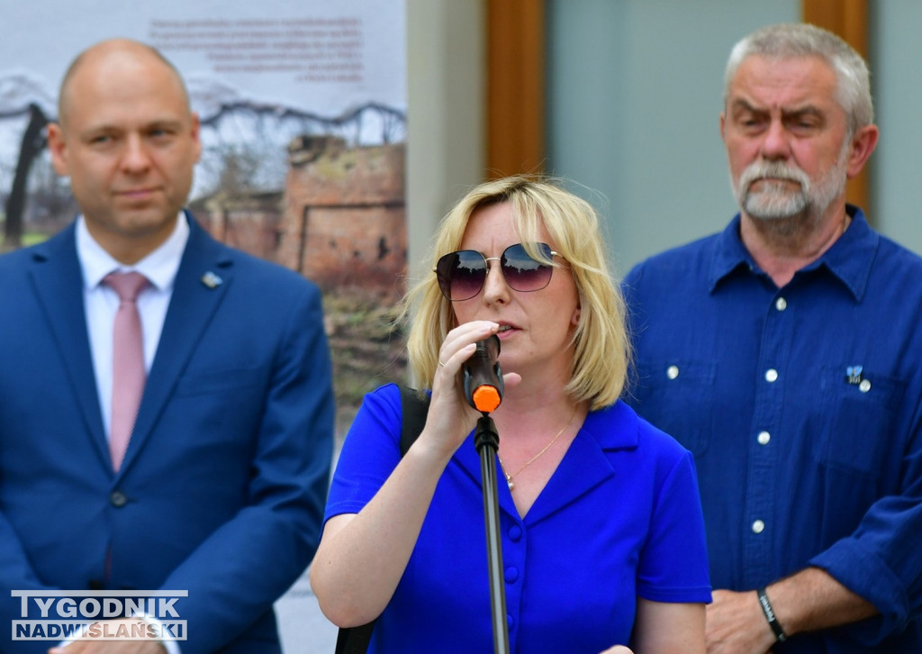 Wystawa o Wołyniu przed Zamkiem Tarnowskich w Tarnobrzegu