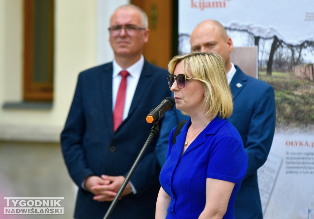 Wystawa o Wołyniu przed Zamkiem Tarnowskich w Tarnobrzegu