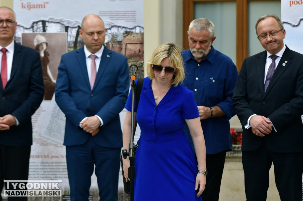 Wystawa o Wołyniu przed Zamkiem Tarnowskich w Tarnobrzegu