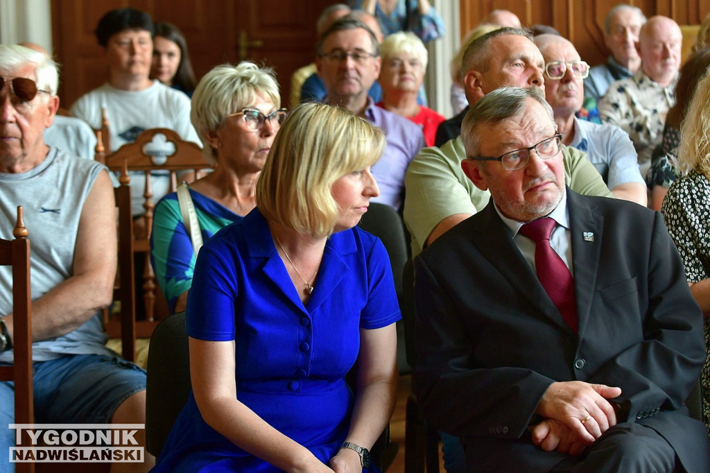 Wystawa o Wołyniu przed Zamkiem Tarnowskich w Tarnobrzegu
