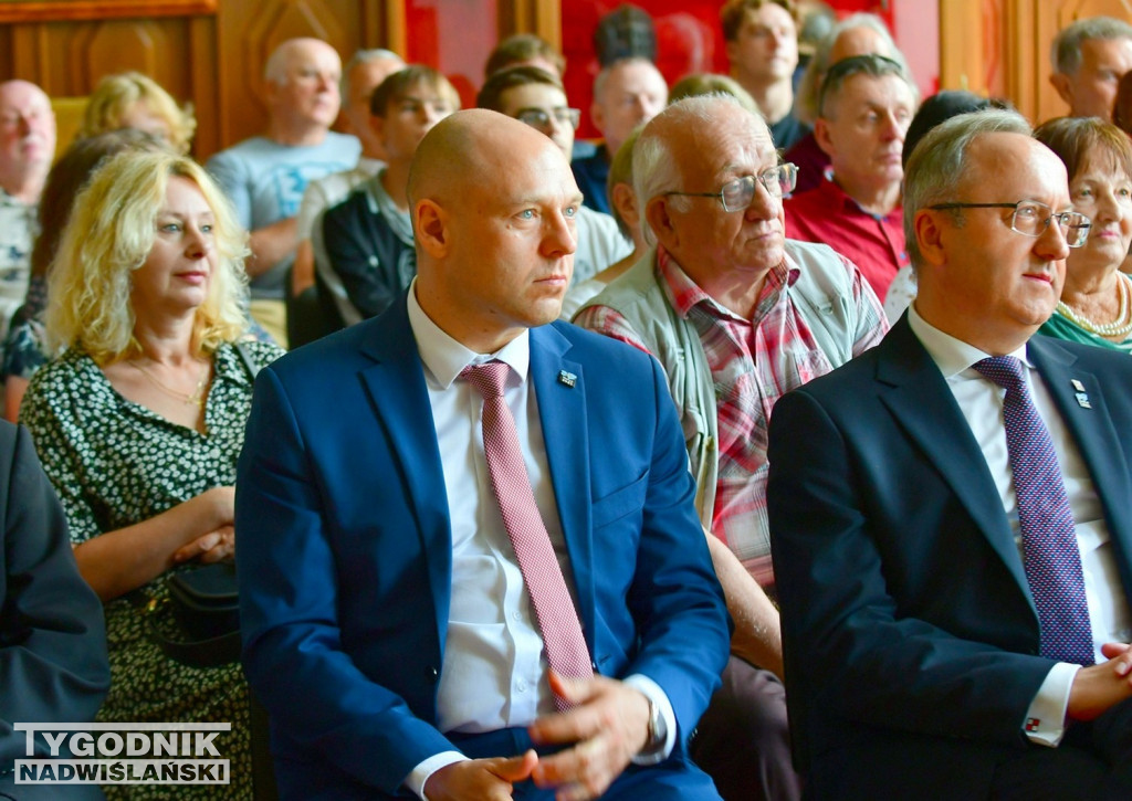 Wystawa o Wołyniu przed Zamkiem Tarnowskich w Tarnobrzegu