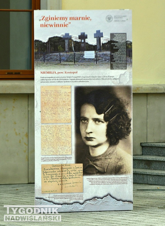 Wystawa o Wołyniu przed Zamkiem Tarnowskich w Tarnobrzegu