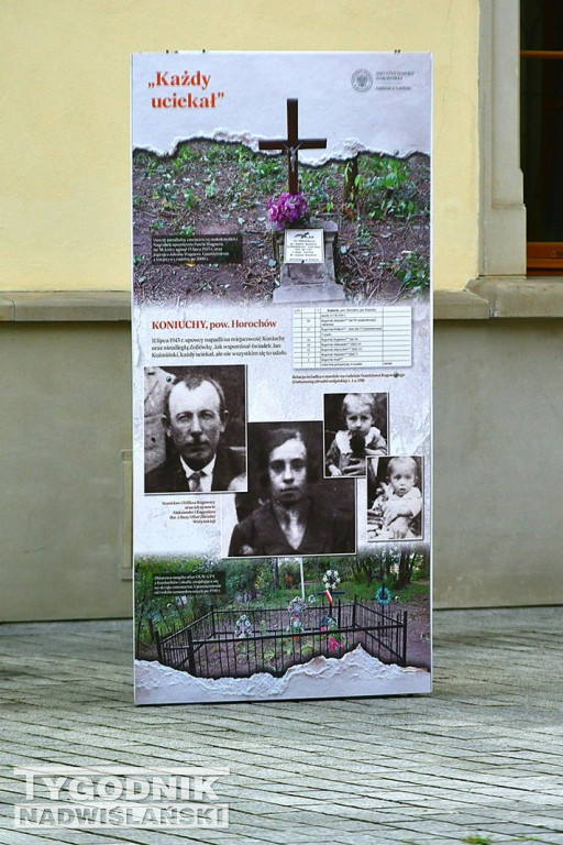 Wystawa o Wołyniu przed Zamkiem Tarnowskich w Tarnobrzegu