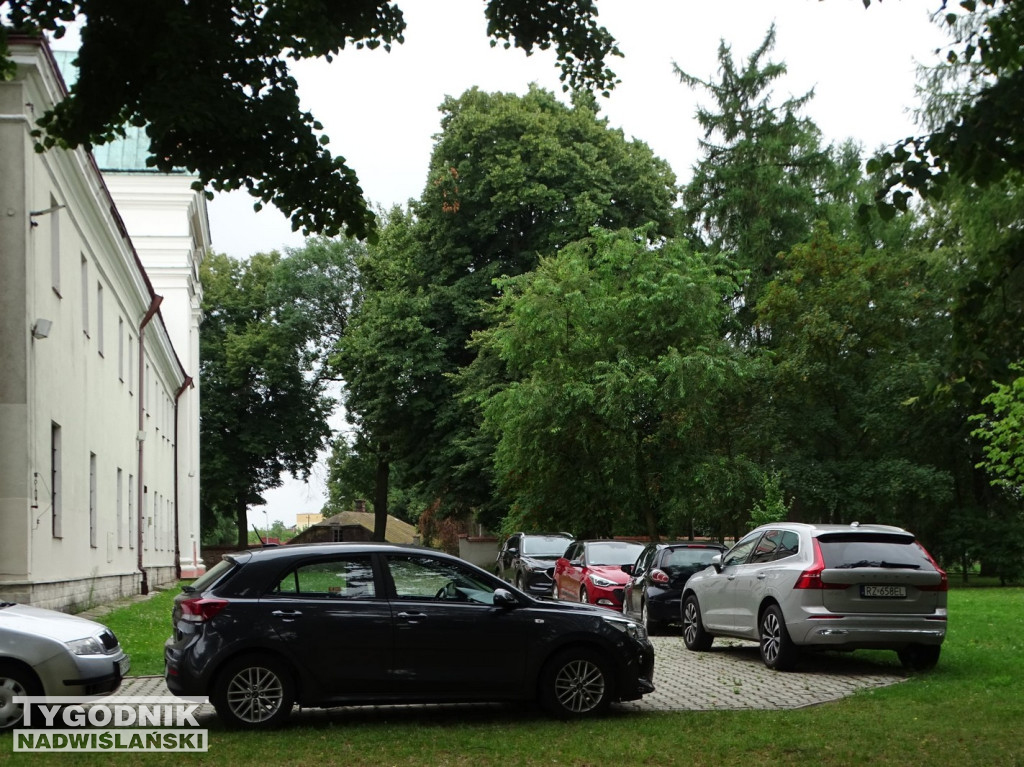 Święcenie pojazdów u dominikanów w Tarnobrzegu